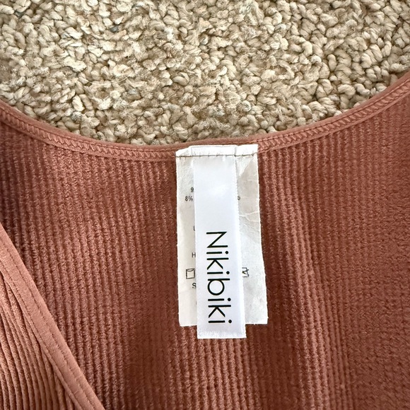 Ribbed V-Neck Cropped Tank - Picture 2 of 4